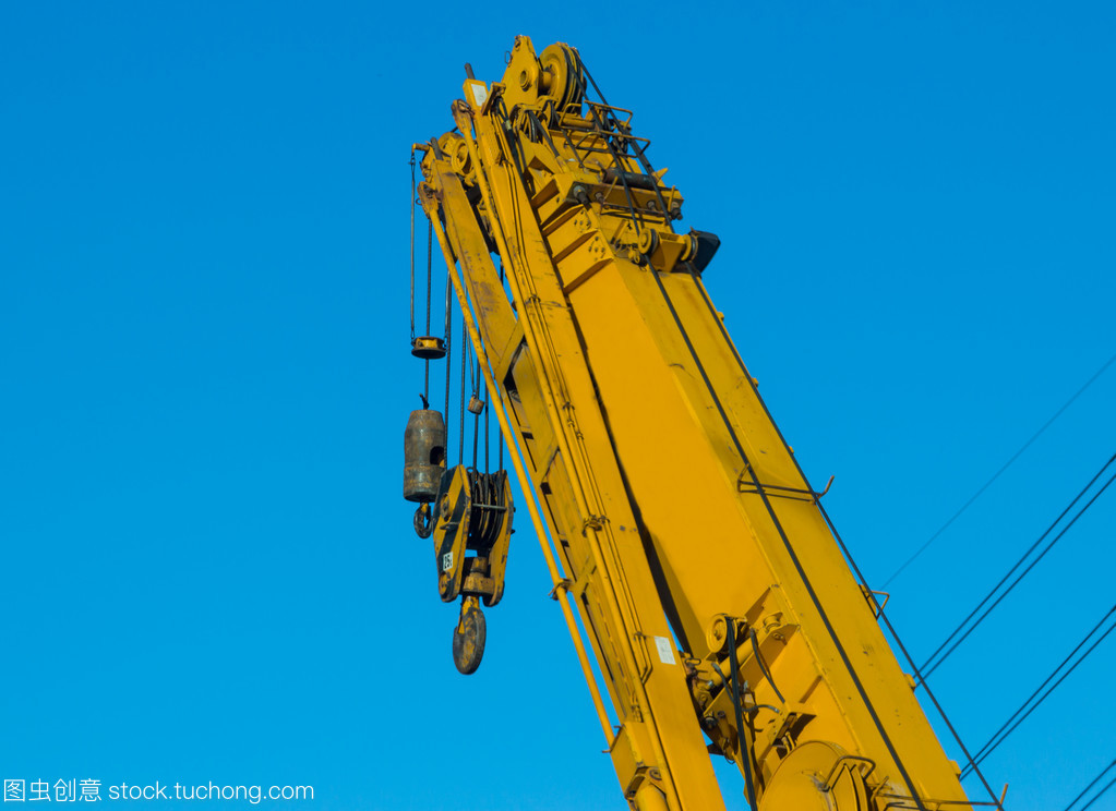 建筑巨人 黃色起重機(jī)的工地使命